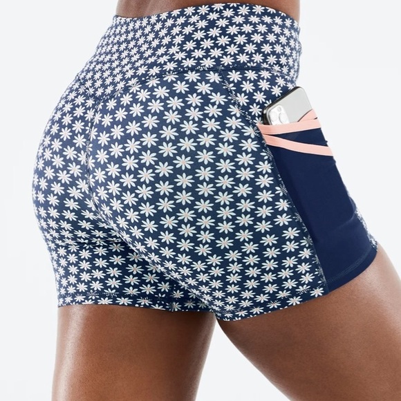 Fabletics Size XXL Trinity Mid Rise Pocket Short 5" NWT - Picture 2 of 10